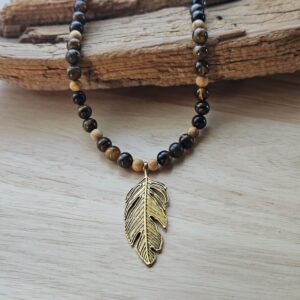Halskette Tigerauge mit Palo Santo und Messing Feder