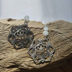 Selenit-Ohrringe – Eleganz mit spiritueller Blume