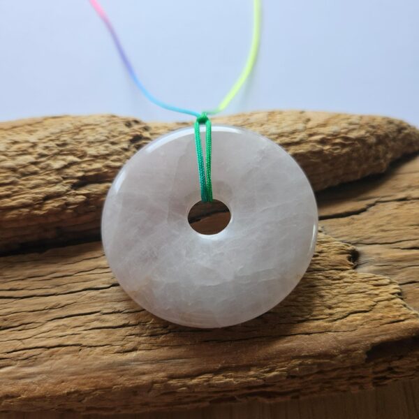 Rosenquarz Donut Anhänger 5cm mit buntem Band