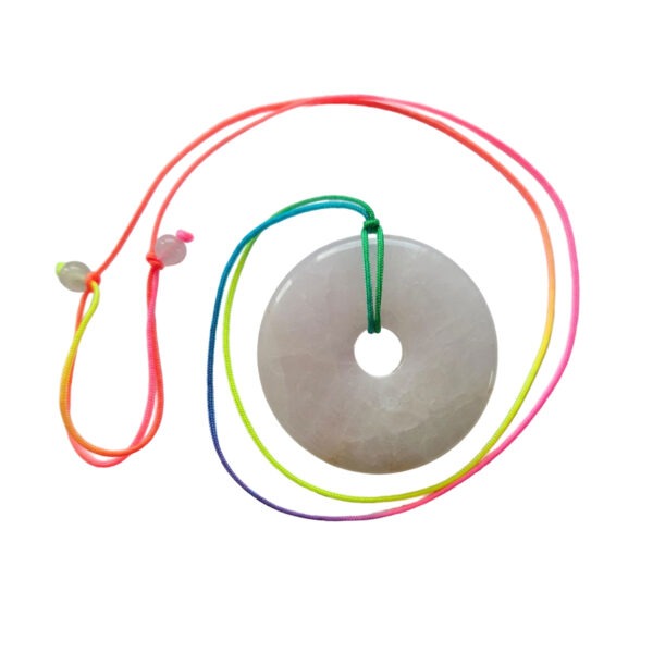 Rosenquarz Donut Anhänger 5cm mit buntem Band – Bild 4