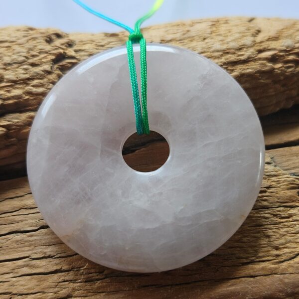 Rosenquarz Donut Anhänger 5cm mit buntem Band – Bild 3