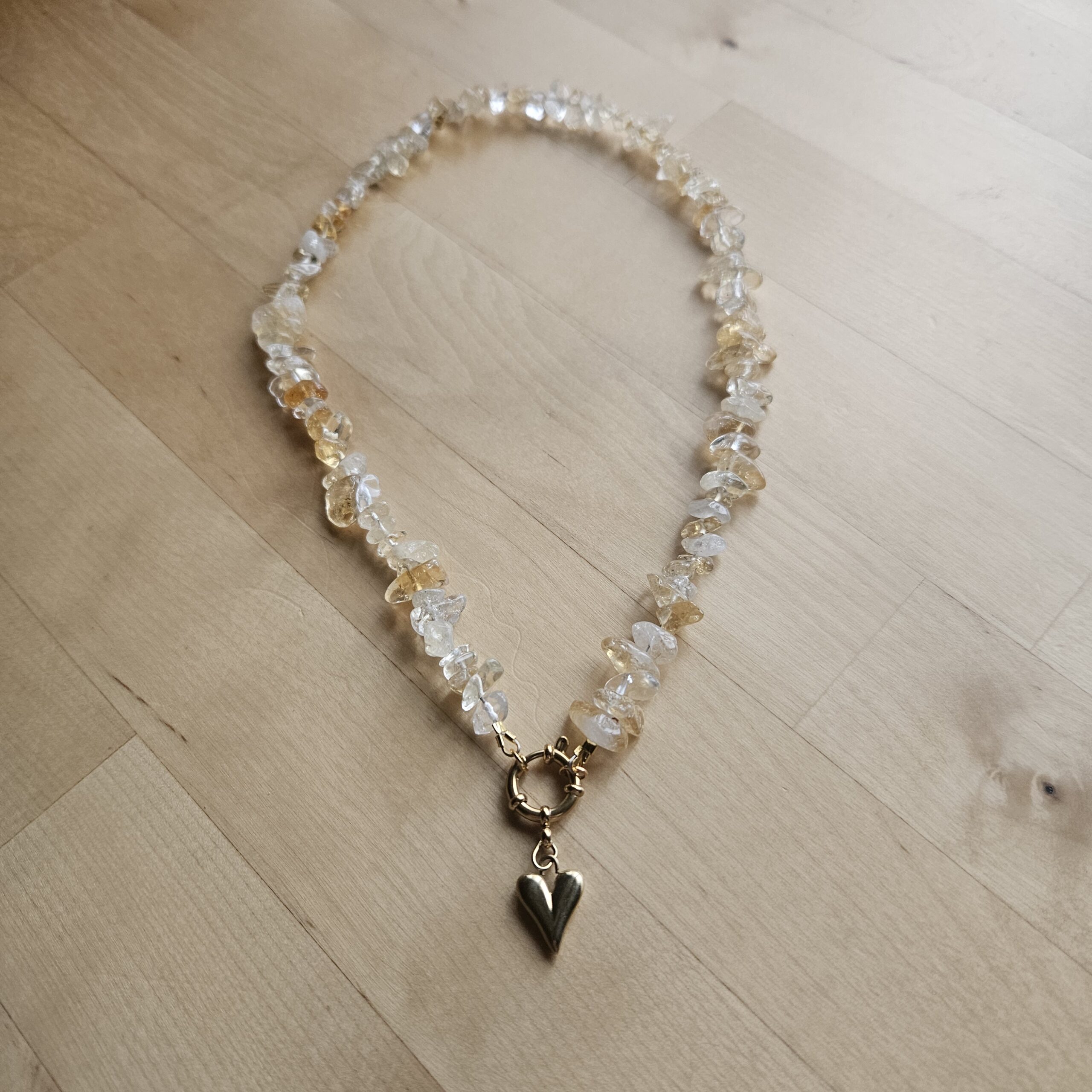 Handgemachte Citrin Halskette mit goldenem Herz – Bild 2