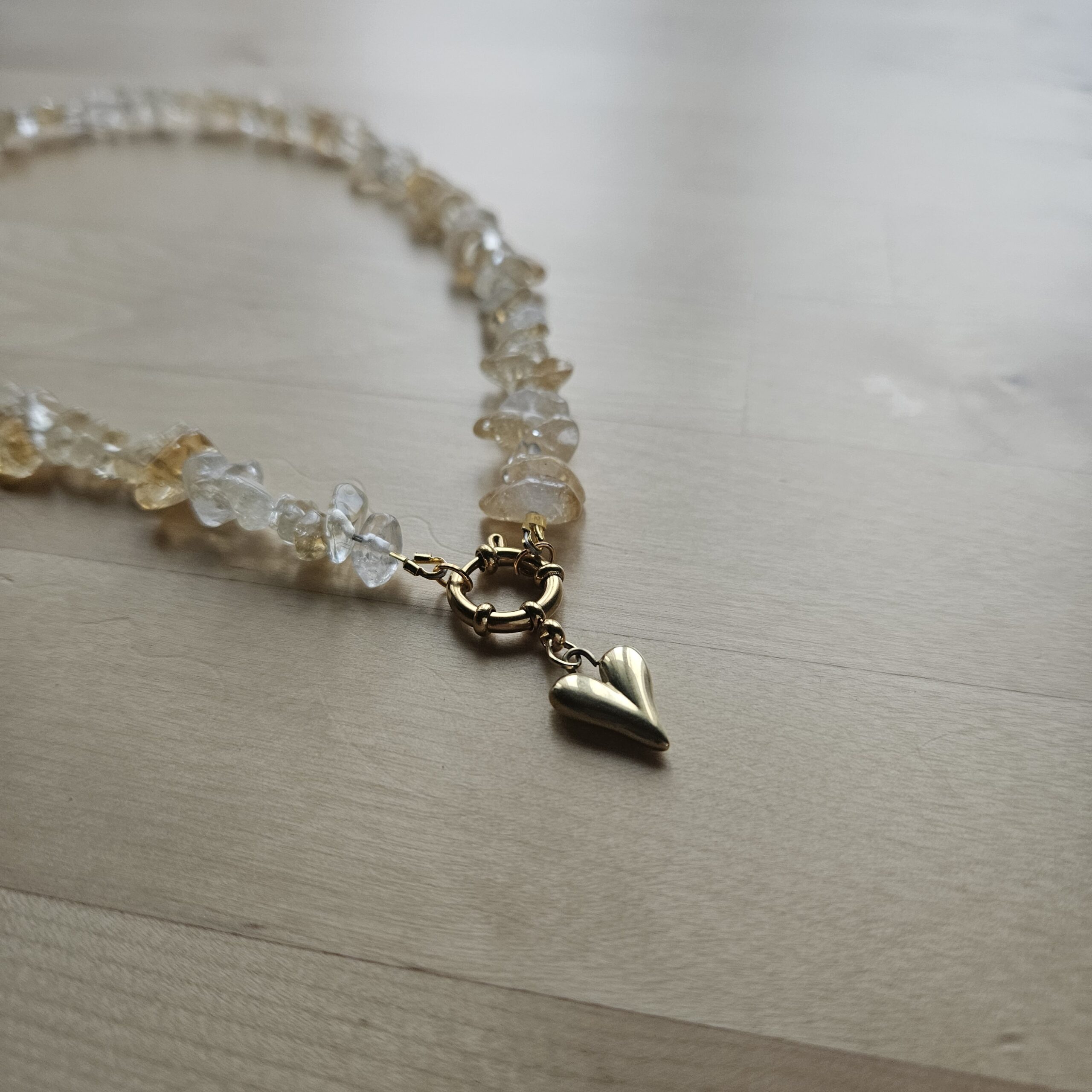 Handgemachte Citrin Halskette mit goldenem Herz – Bild 3